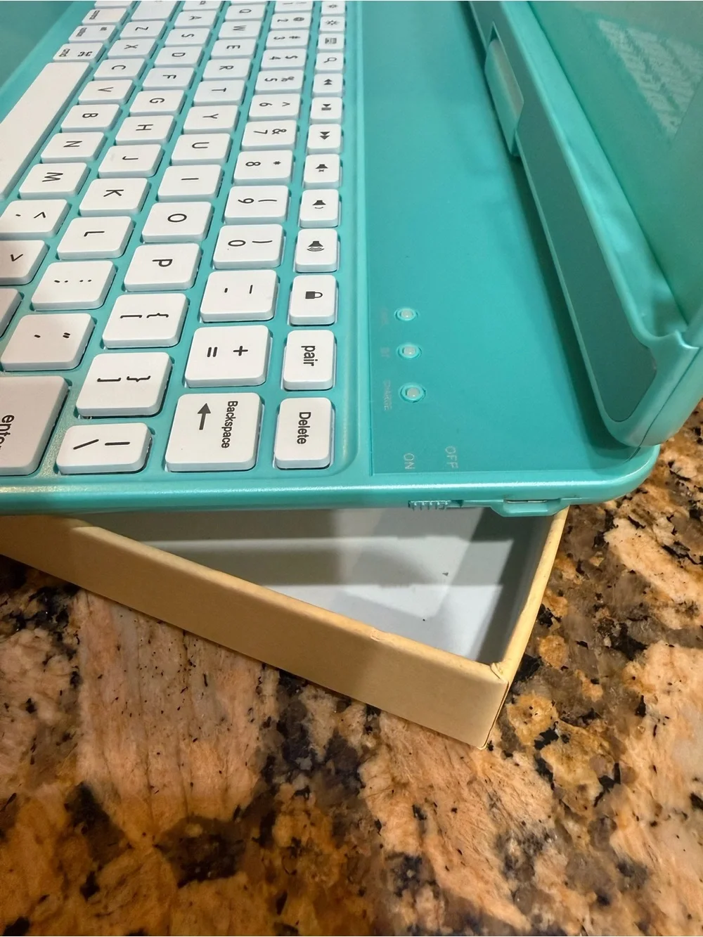 SMART brand Turquoise Bluetooth Tablet Keyboard Case no cords included